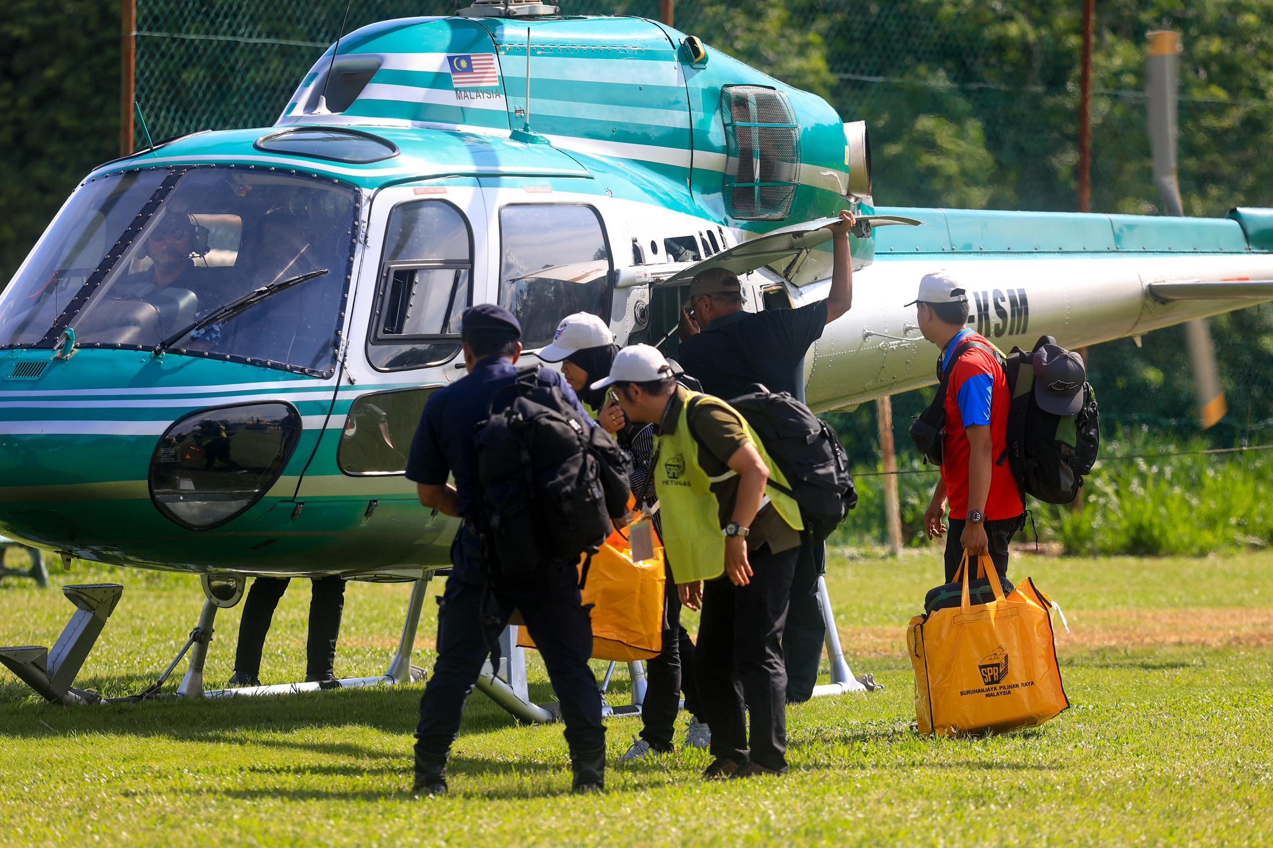 PRK Nenggiri: Dua peti undi Orang Asli dari Pos Gob dibawa guna helikopter