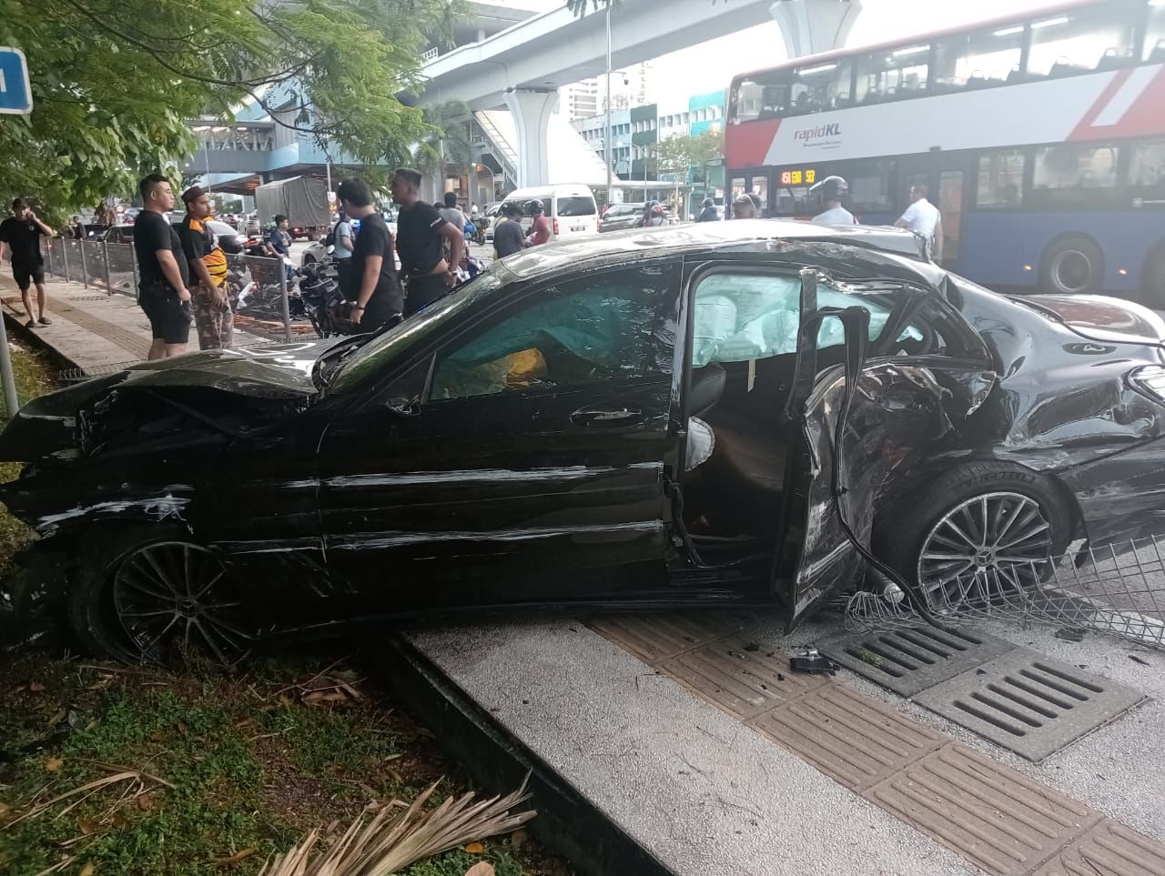 Pemandu mabuk rempuh lima kenderaan, dua pelajar maut