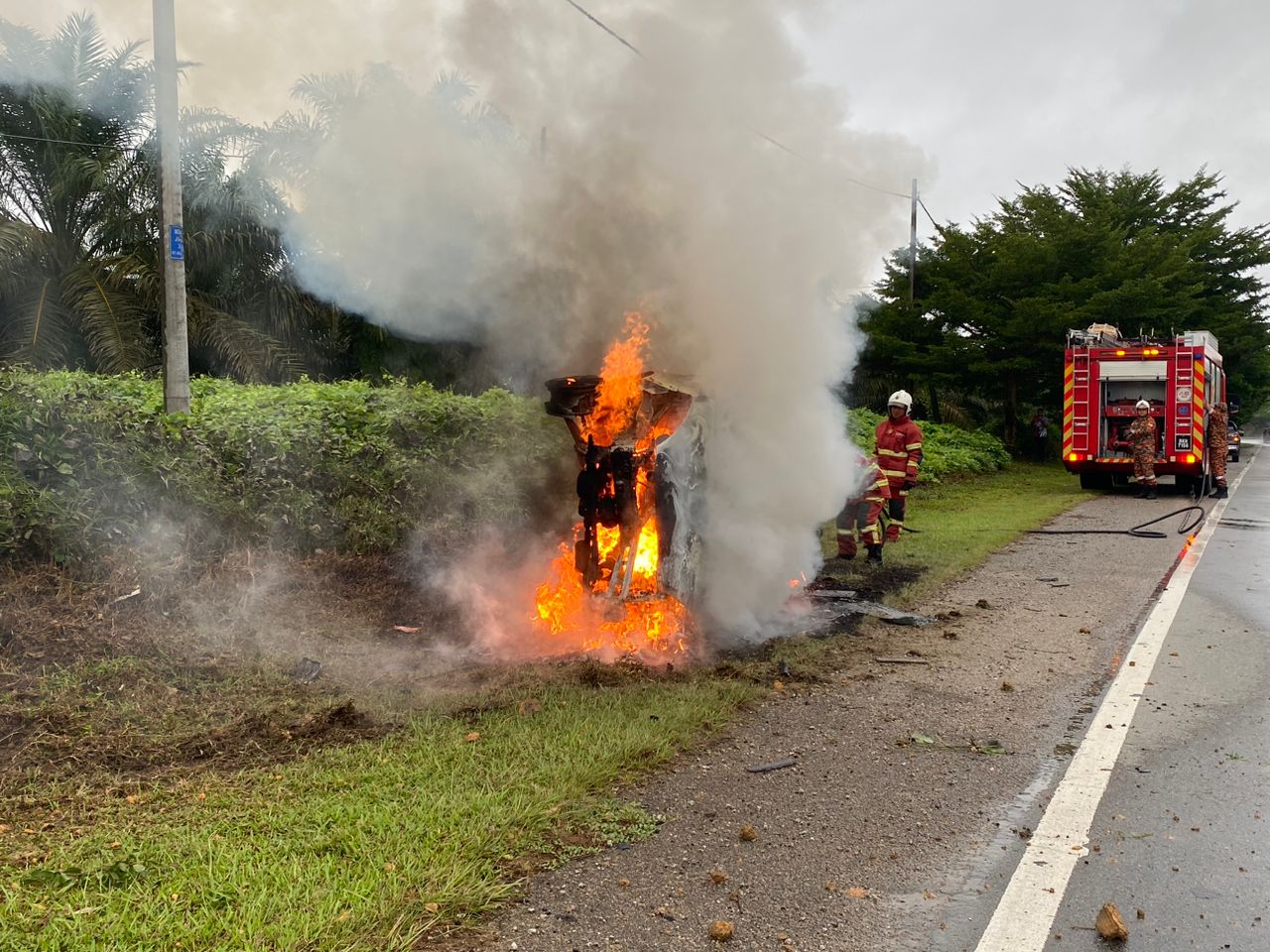 Kereta terbakar, terbabas langgar lopak air