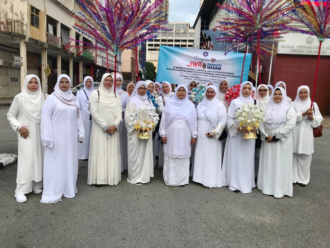 100 penduduk berarak 2 km sambut Maulidur Rasul