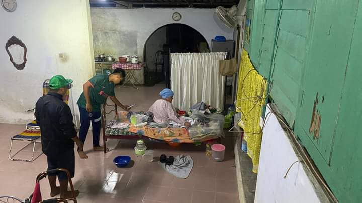 Banjir: Cucu selamatkan nenek 90 tahun