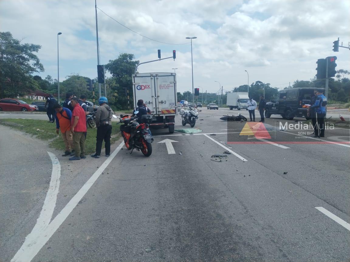 Wanita maut rempuh lori berhenti di lampu isyarat