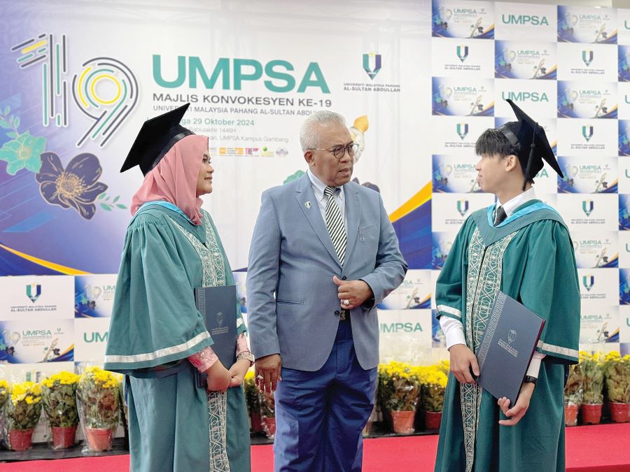 Anak polis bantuan, tukang jahit terima Anugerah Pelajaran Diraja