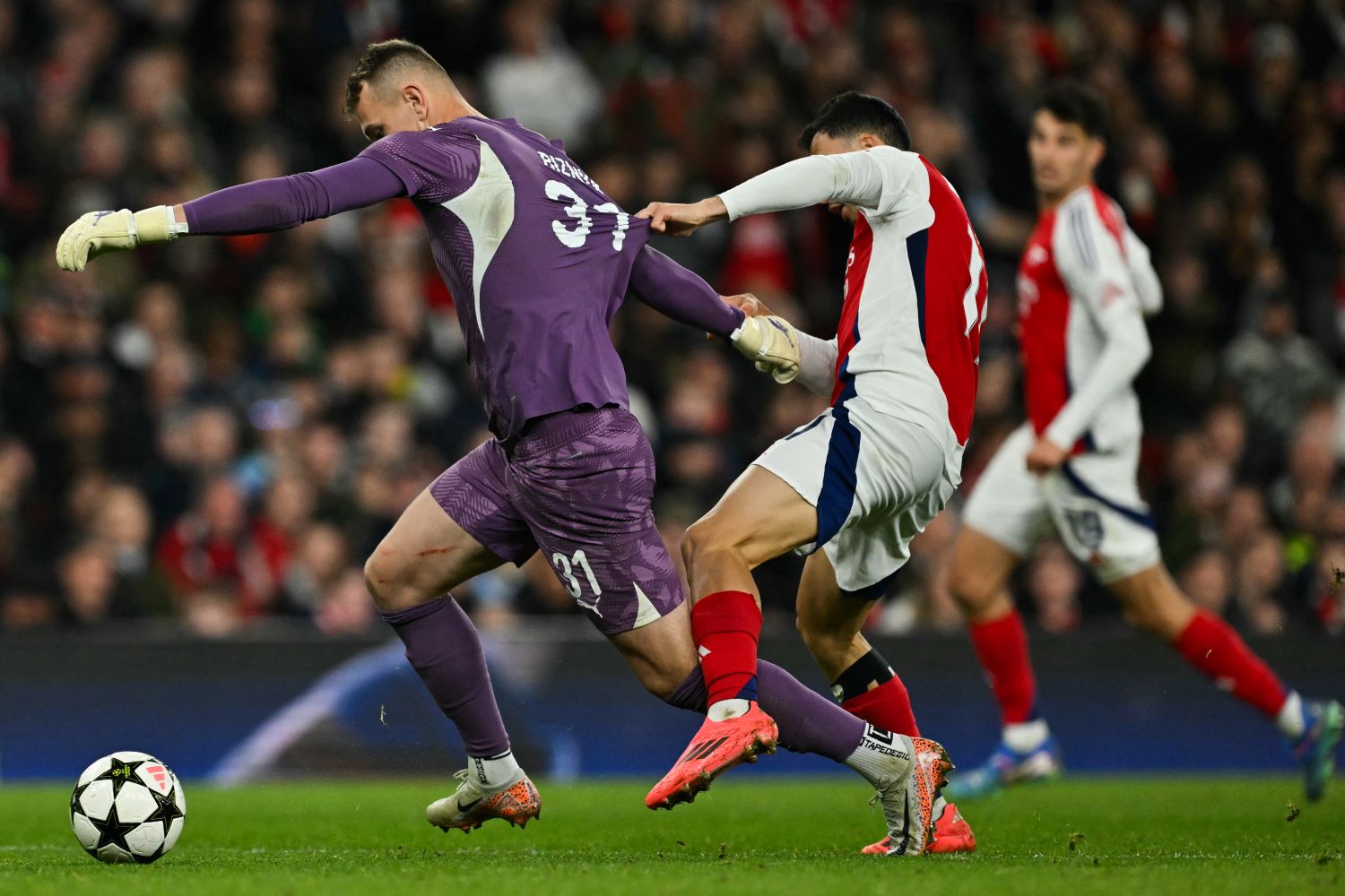 Arsenal menang nasib, Villa terus gah