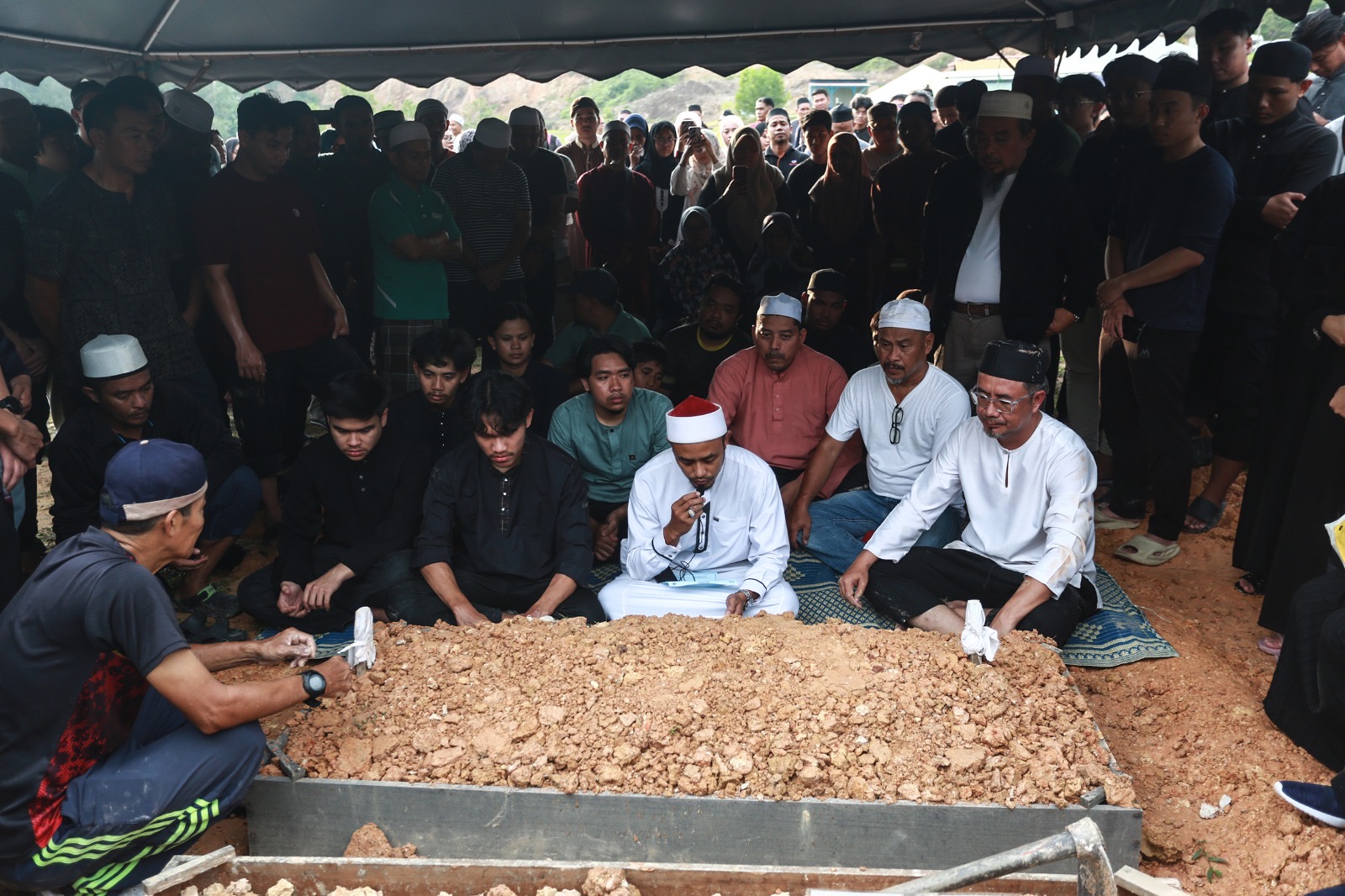 Jenazah Ku Aizad selamat dikebumi