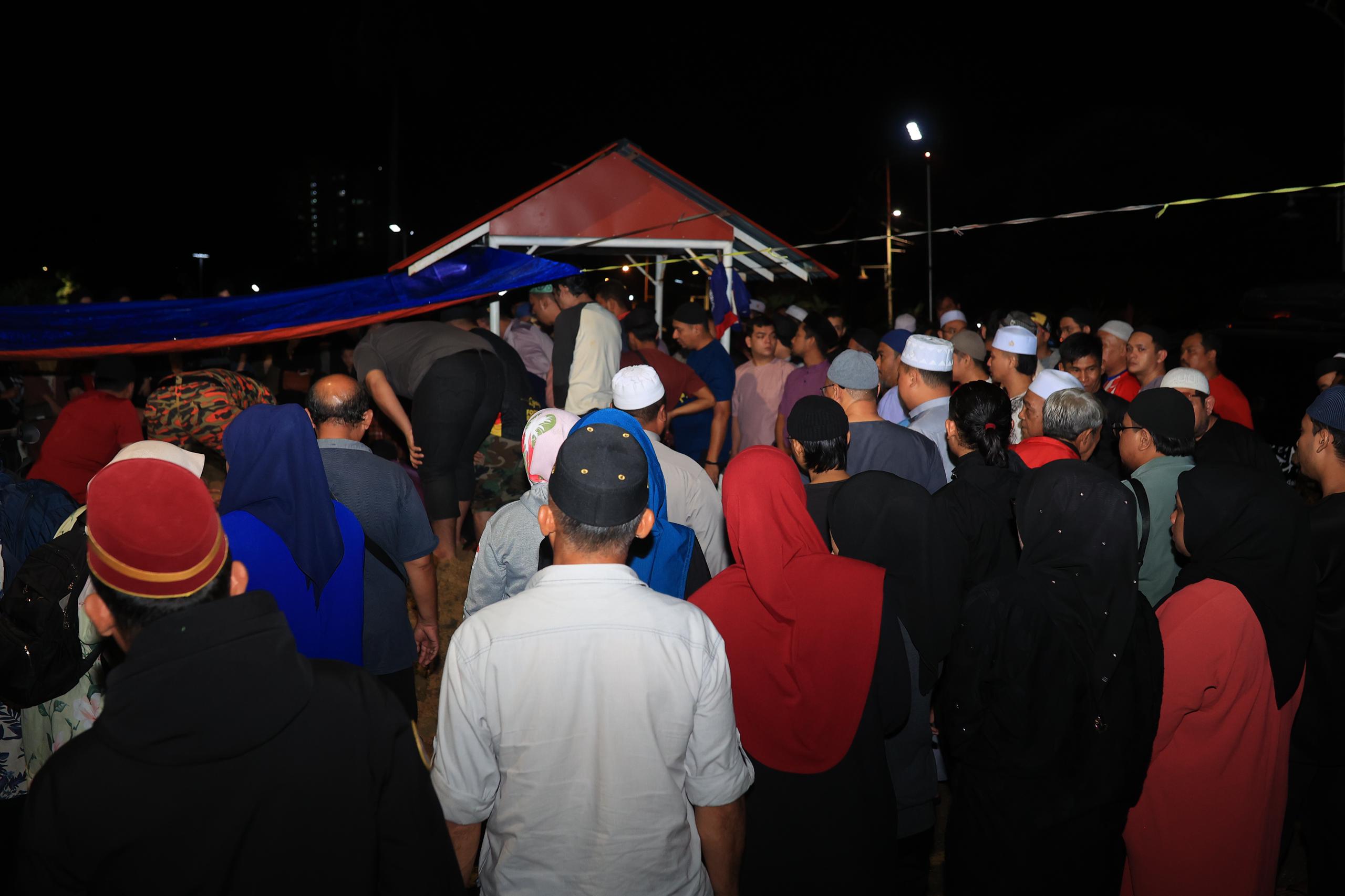 Nahas di Setiu, jenazah tiga beranak dikebumikan satu liang lahad
