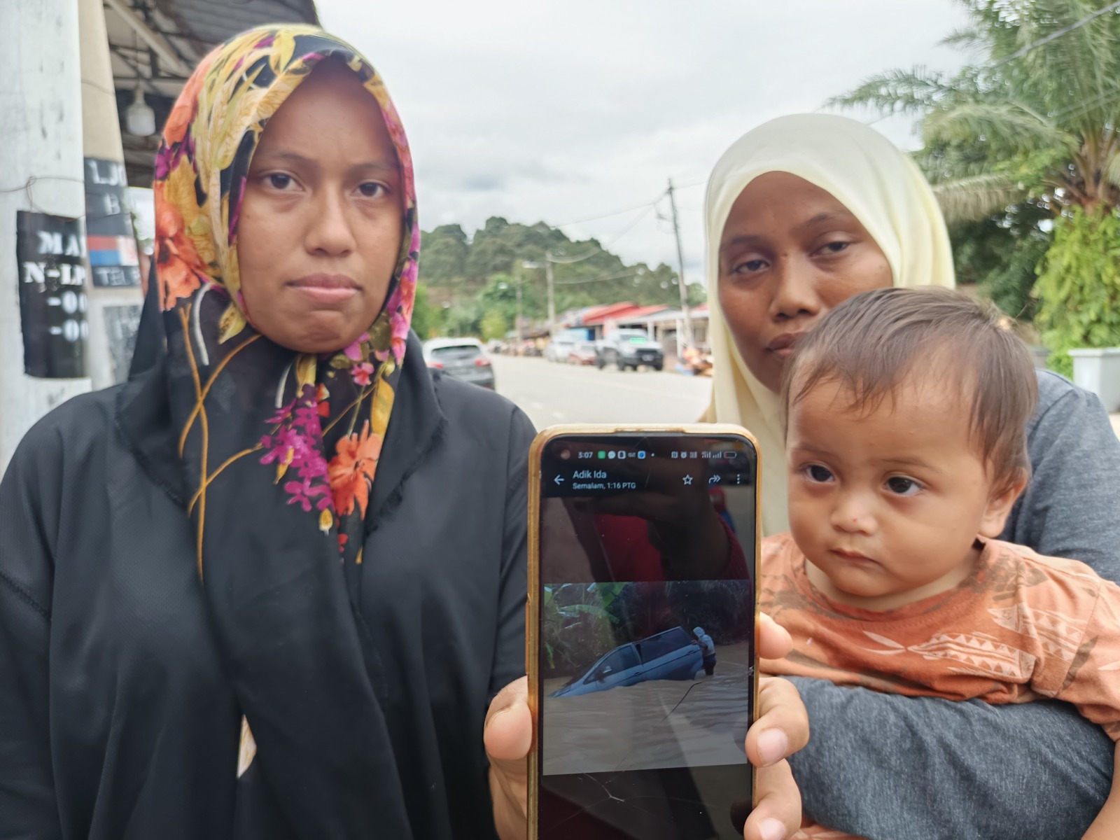 Tujuh sekeluarga berpelukan redah banjir selepas kereta hanyut