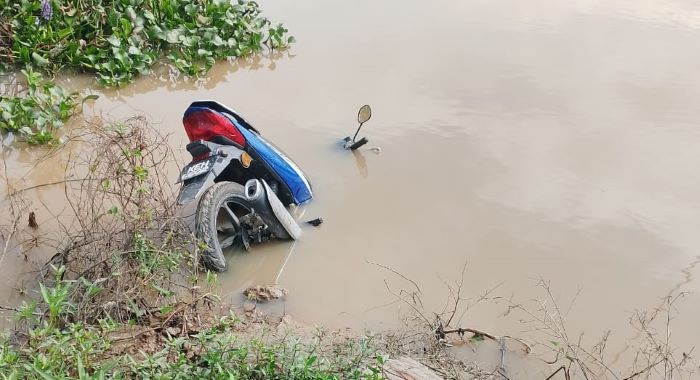 Wanita dikhuatiri lemas selepas motosikal terbabas ke sungai