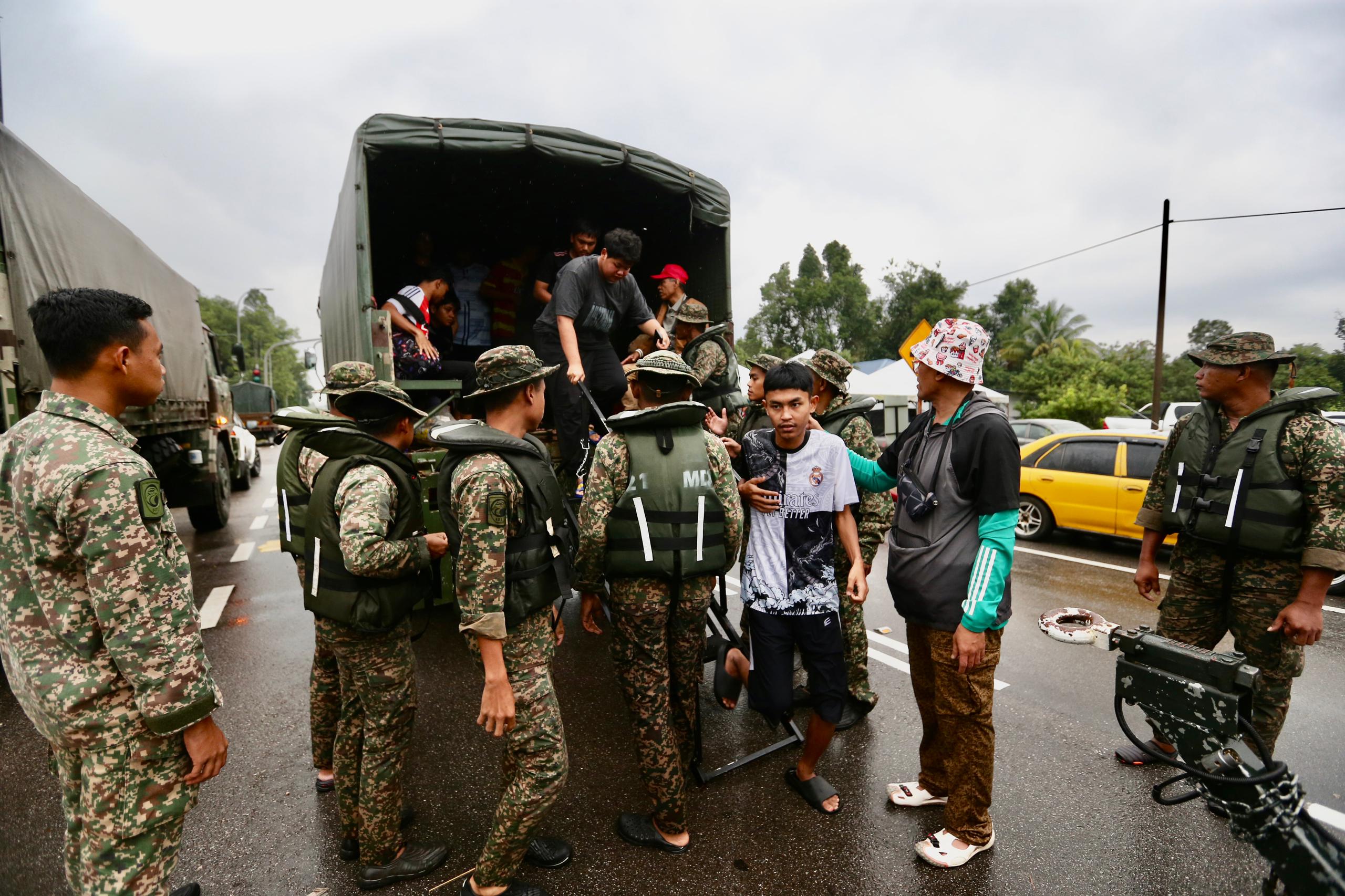 Banjir ‘gugat’ emosi calon SPM di Rantau Panjang