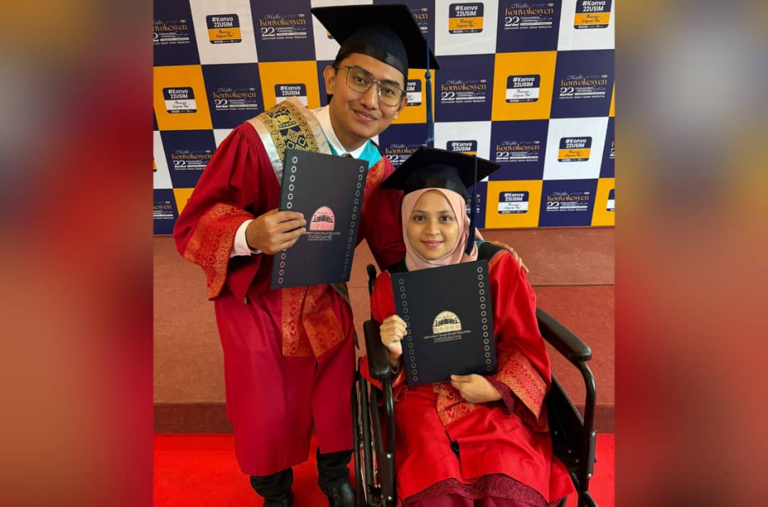 Graduan USIM dalam pantang berkerusi roda terima ijazah