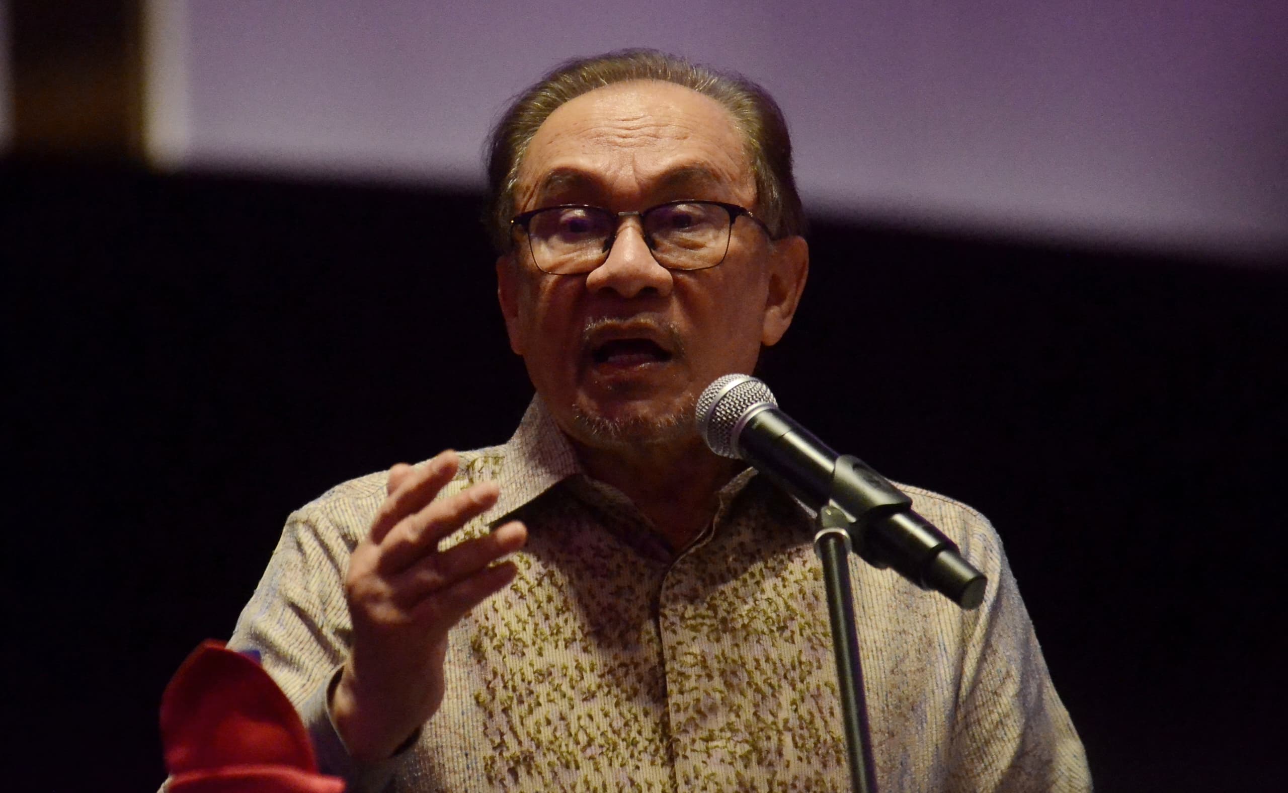 Anwar mahu universiti awam kerjasama dengan industri teknologi tinggi