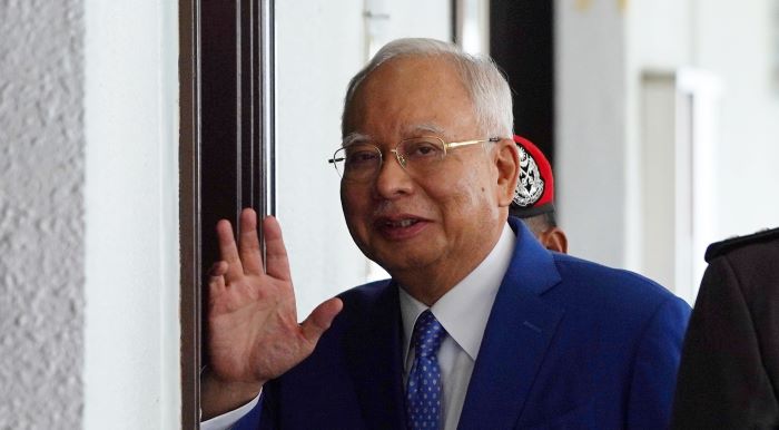 Saya buka pintu sebagai tanda adab