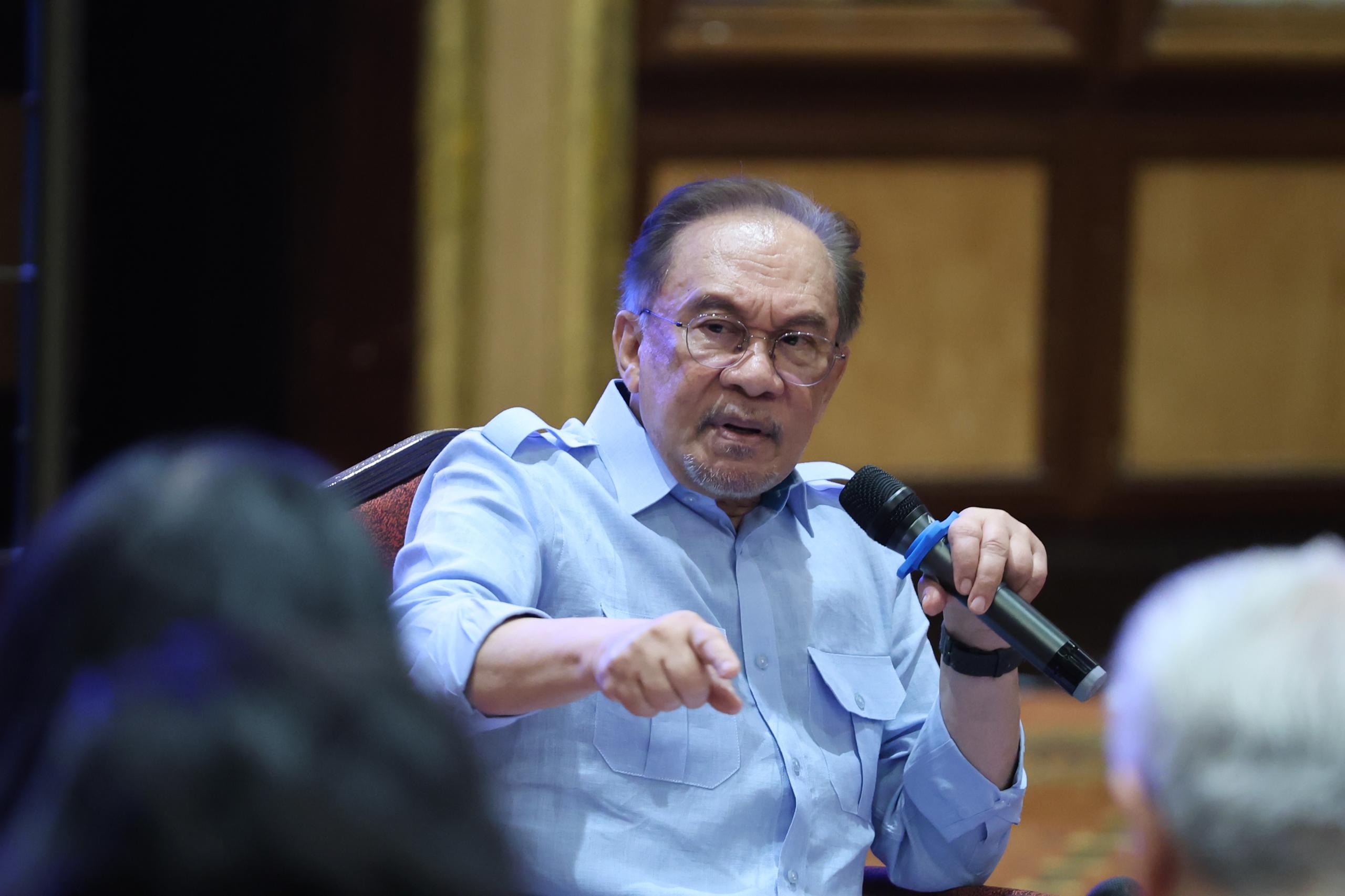 Saman fitnah Anwar – Awang Solahuddin dijadual semula ke 2026