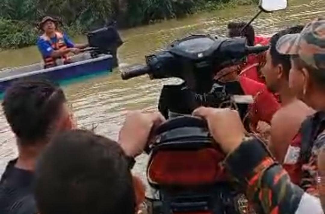 Pemuda dikhuatiri lemas, motosikal dihanyut arus deras