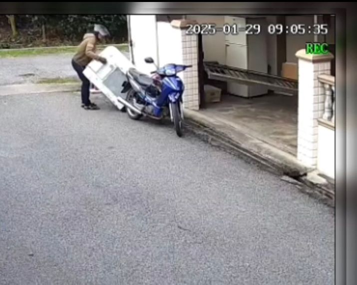 Lelaki dibelasah cuba larikan mesin basuh dengan motosikal