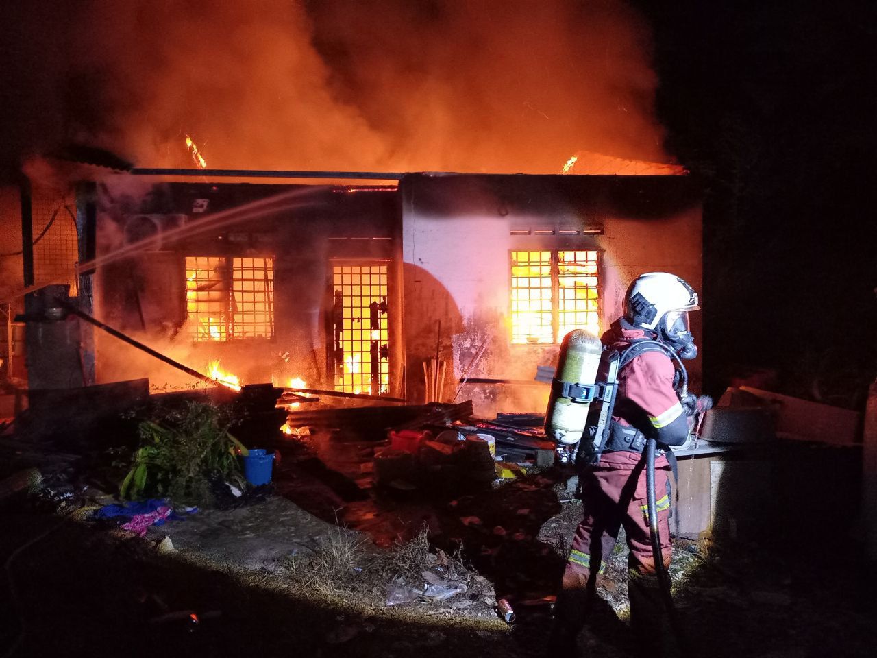 Tiga sekeluarga maut, seorang melecur dalam kebakaran