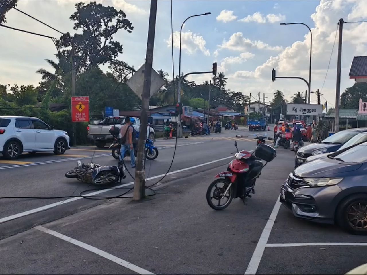 Penunggang motosikal maut leher terkena kabel komunikasi