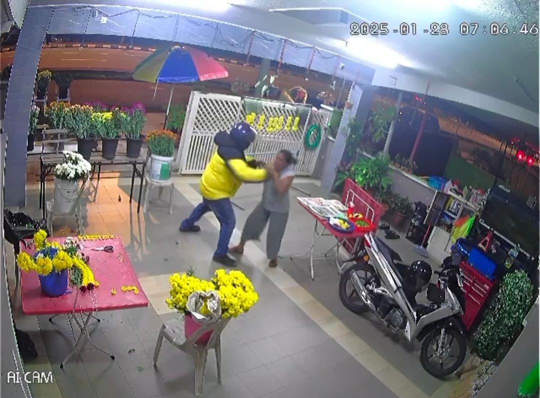 Berpura-pura beli kalung bunga sebelum samun