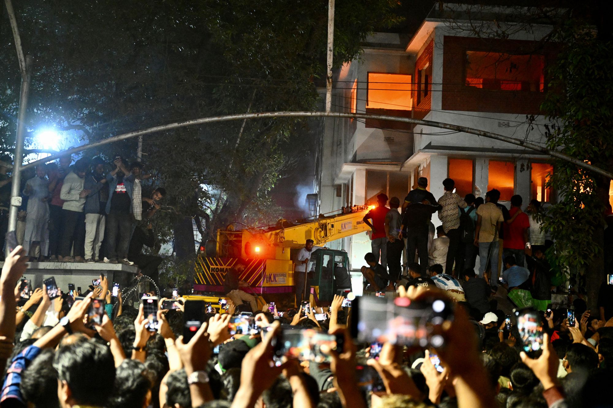 Rumah keluarga Sheikh Hasina dibakar