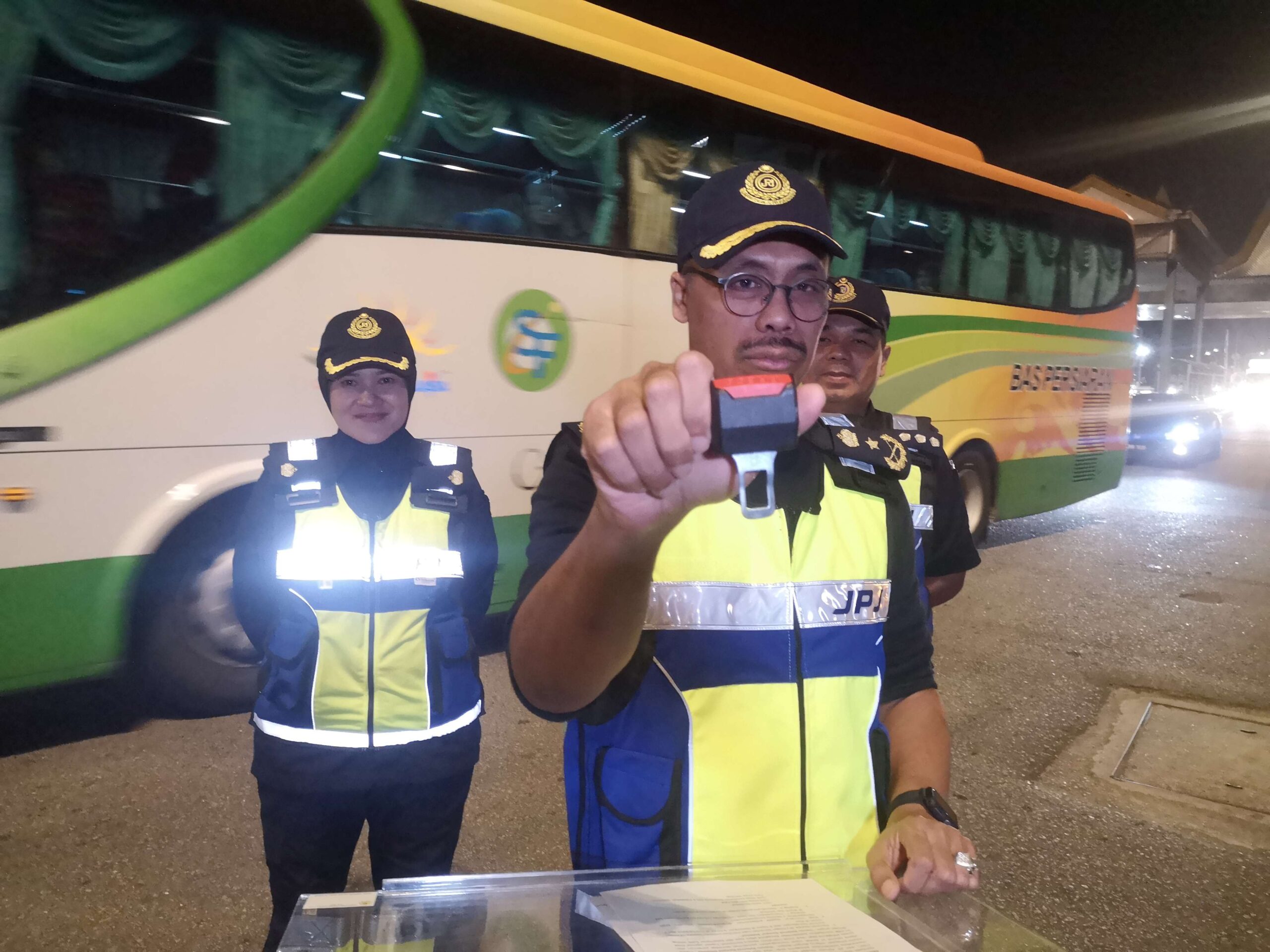 Penggunaan alat cangkuk tali pinggang keledar palsu undang bahaya