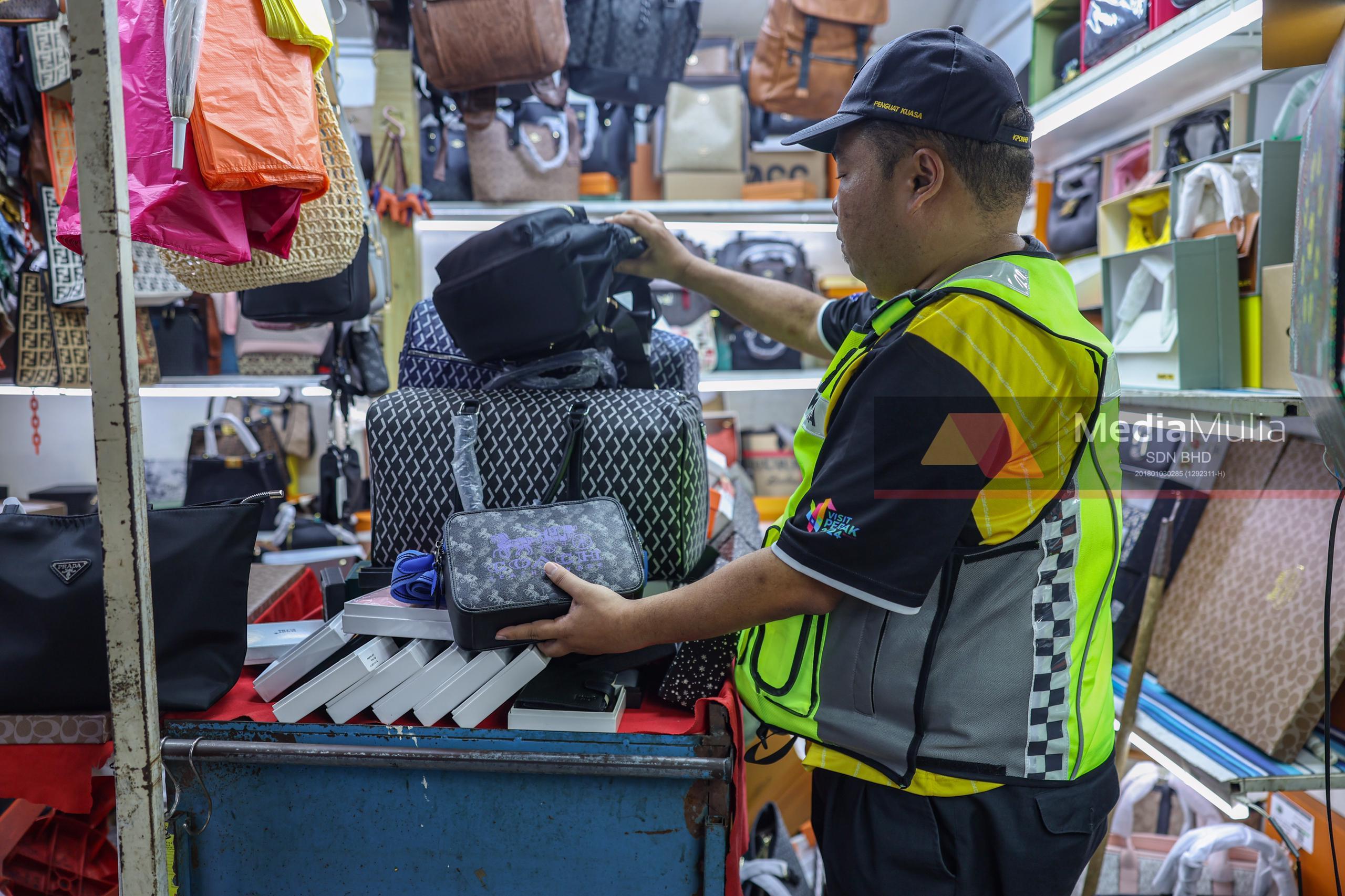 Petaling Street digempur, KPDN rampas barangan tiruan