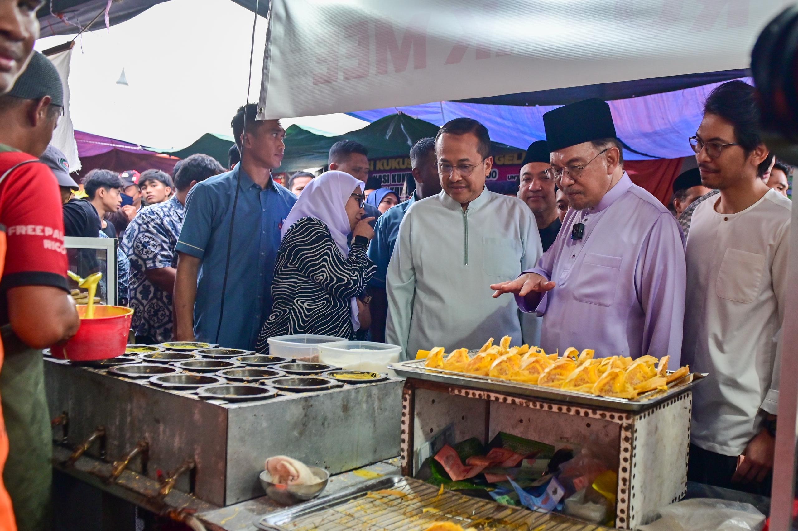 Onde-onde, popiah basah antara pilihan Anwar di Bazar Ramadan Jalan Padang Astaka