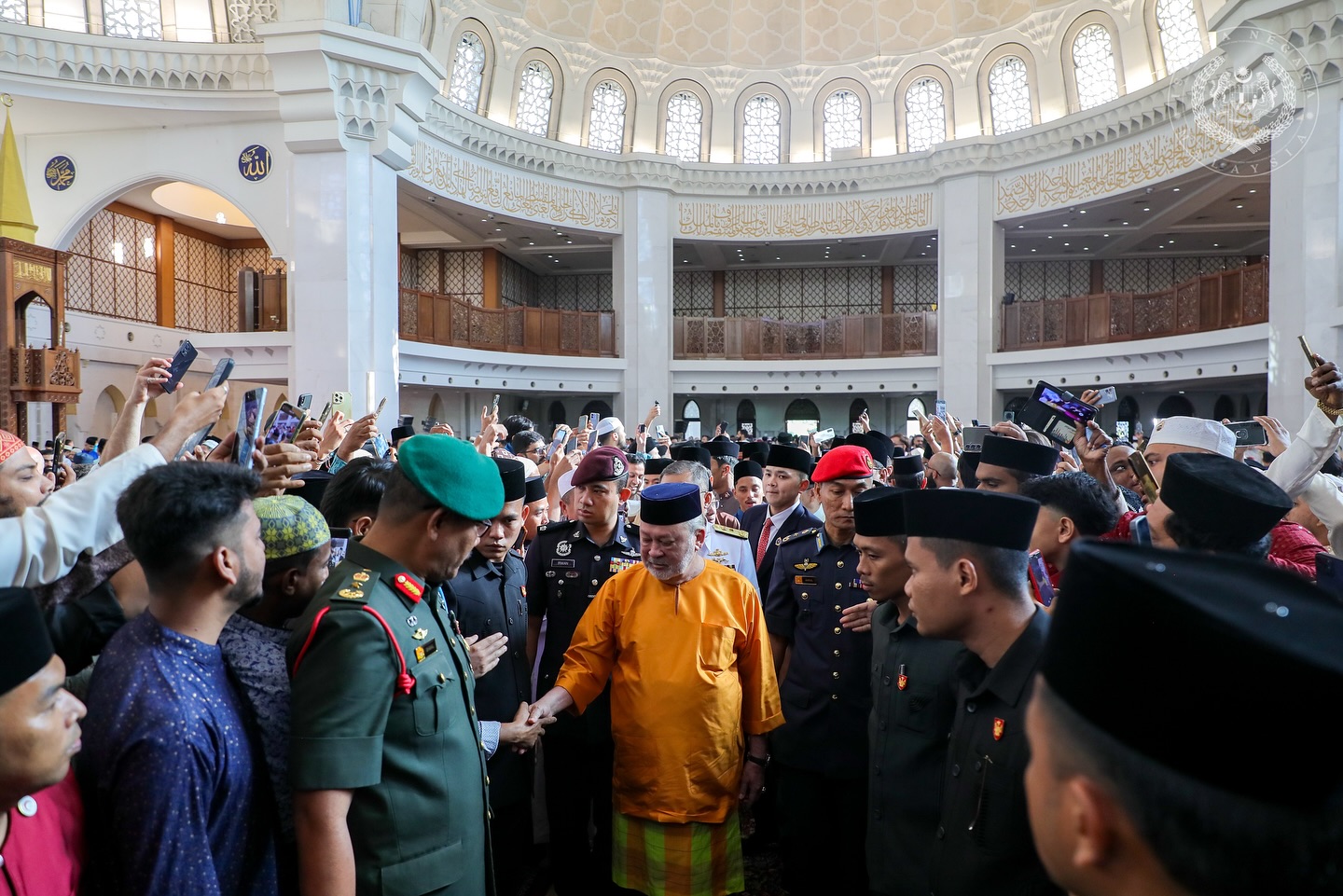 Agong, Raja Permaisuri tunai solat Aidilfitri di Masjid Wilayah