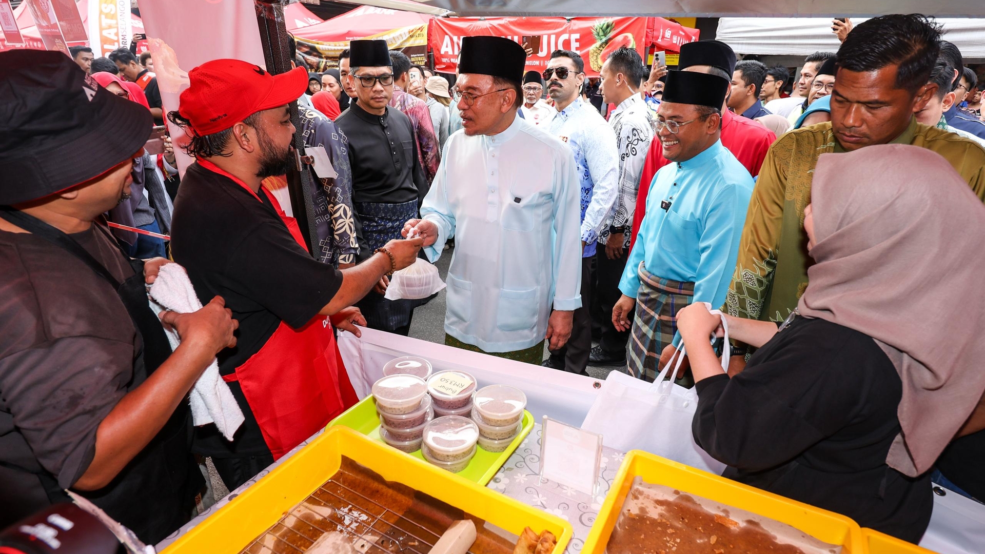 Peniaga, pengunjung Bazar Seksyen 2 teruja jumpa PM
