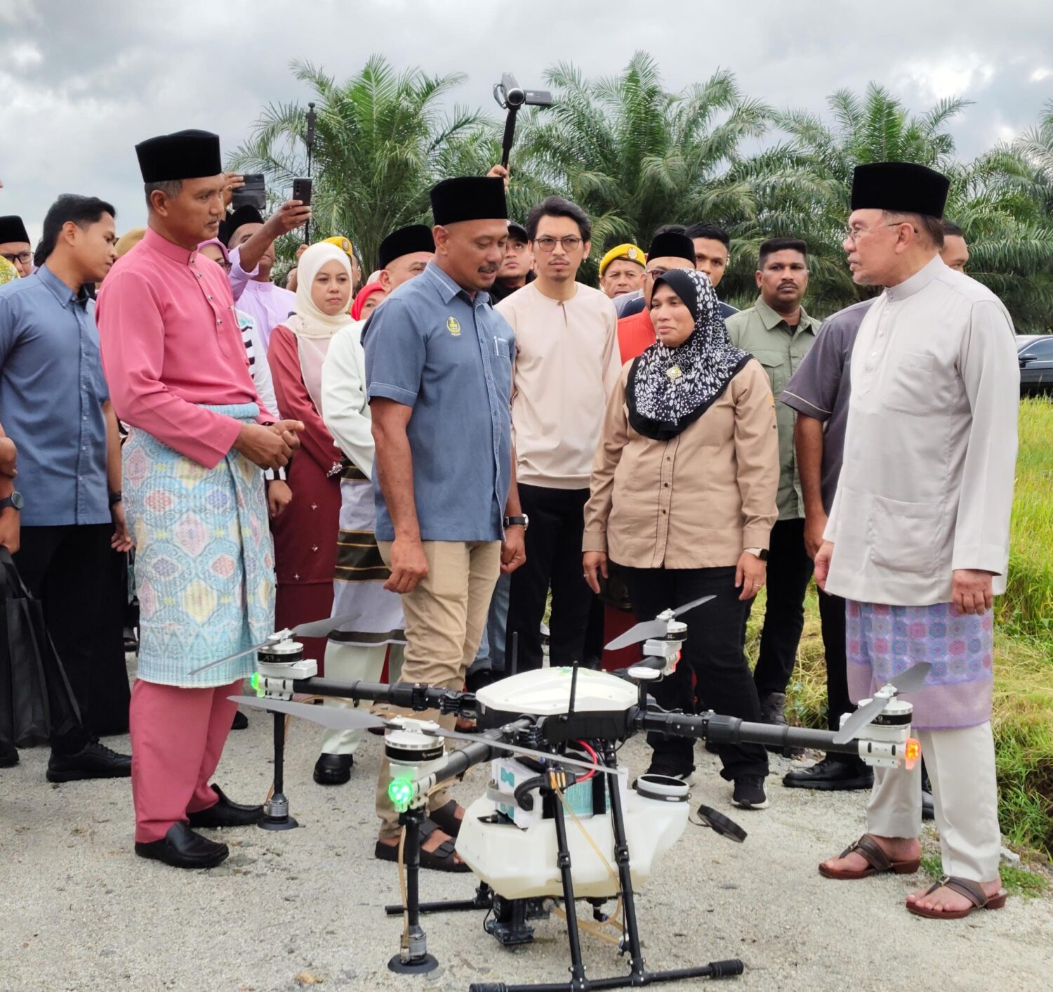 PM tinjau projek perkhidmatan dron pertanian di Selinsing
