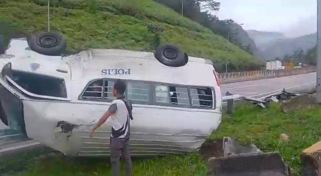 Seorang parah, tiga cedera van polis terbabas