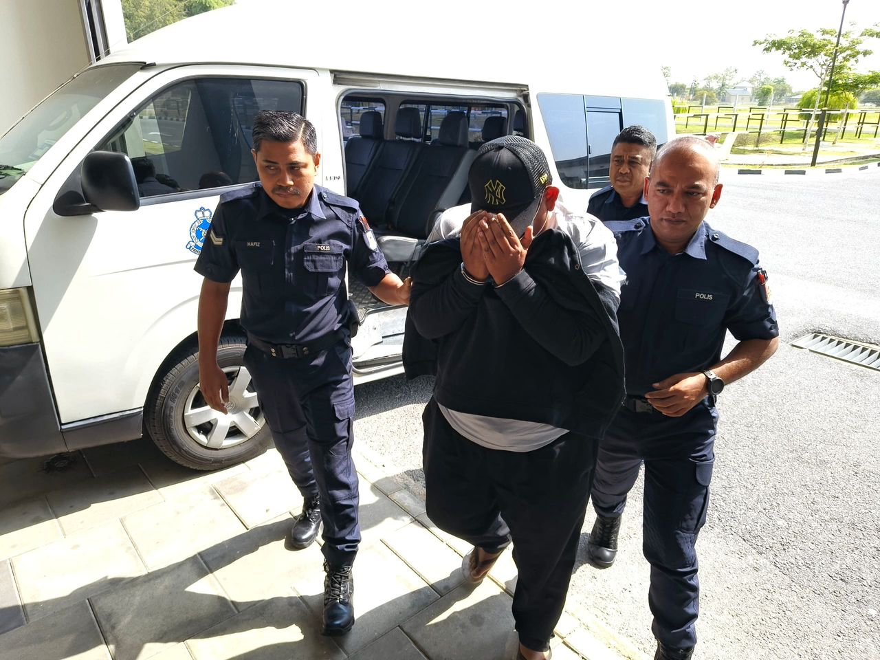 Bekas pemandu komuter didakwa rompak wanita