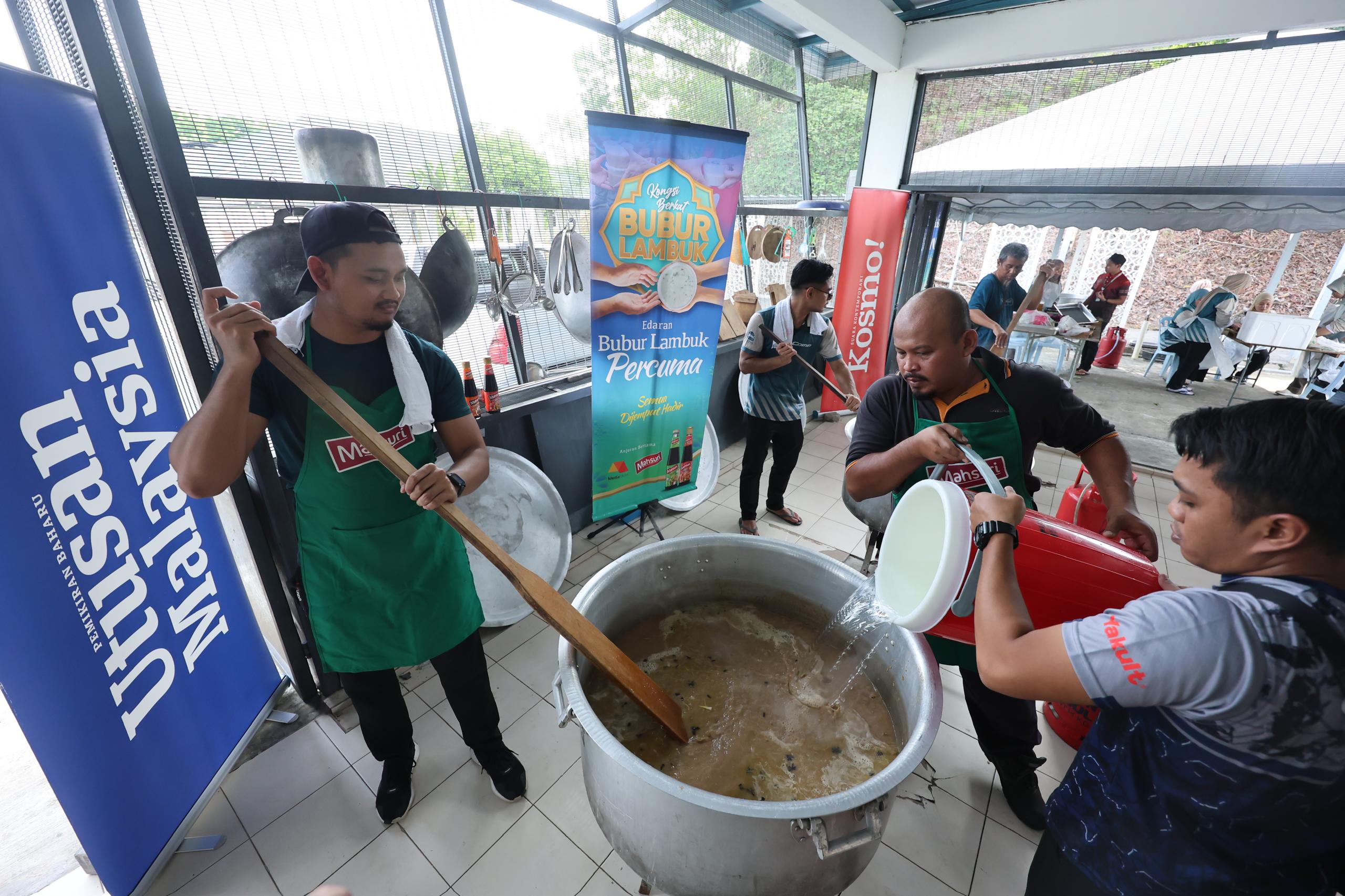 Program bubur lambuk berjalan lancar, pengagihan bermula selepas solat Jumaat