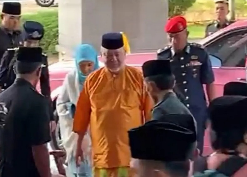 Agong, Raja Permaisuri tunai solat Aidilfitri di Masjid Wilayah
