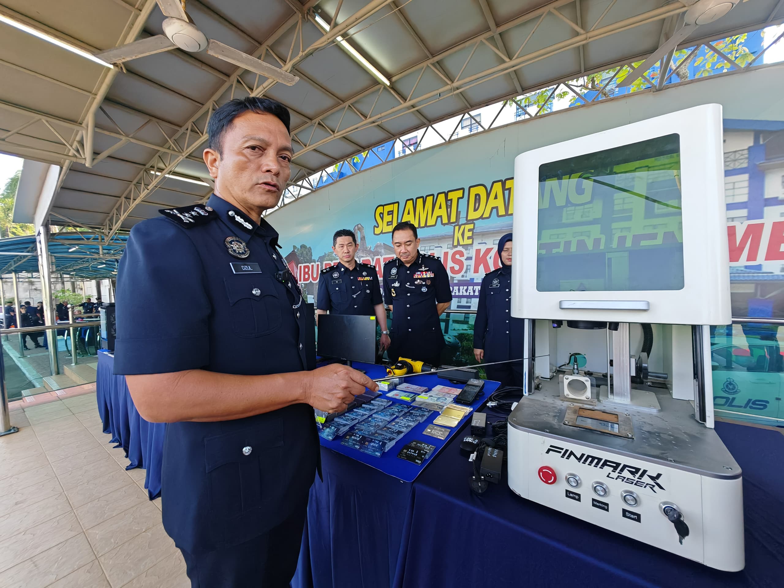 Warga Singapura dalang cetak kad debit palsu