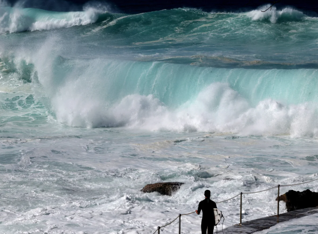 Ombak besar landa Pantai Timur Australia, lima maut, dua hilang