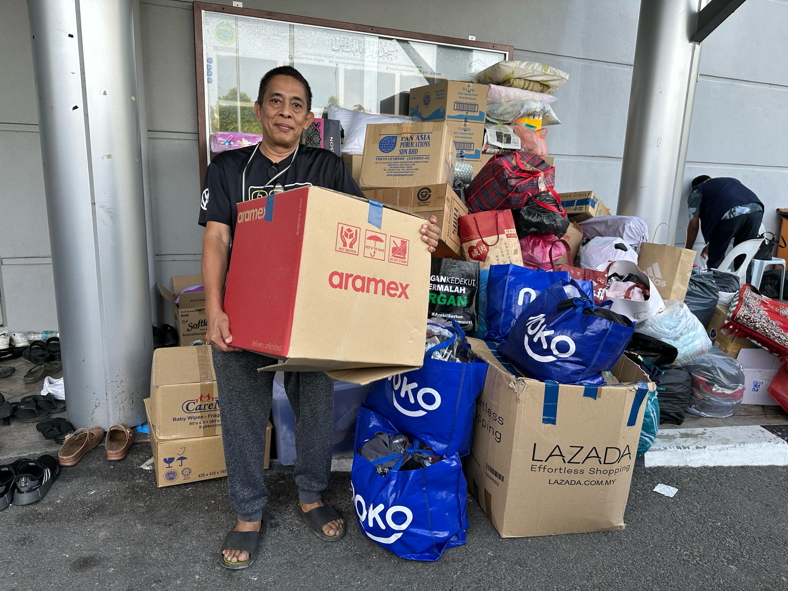 Galak sumbang makanan kering, pakaian dalam