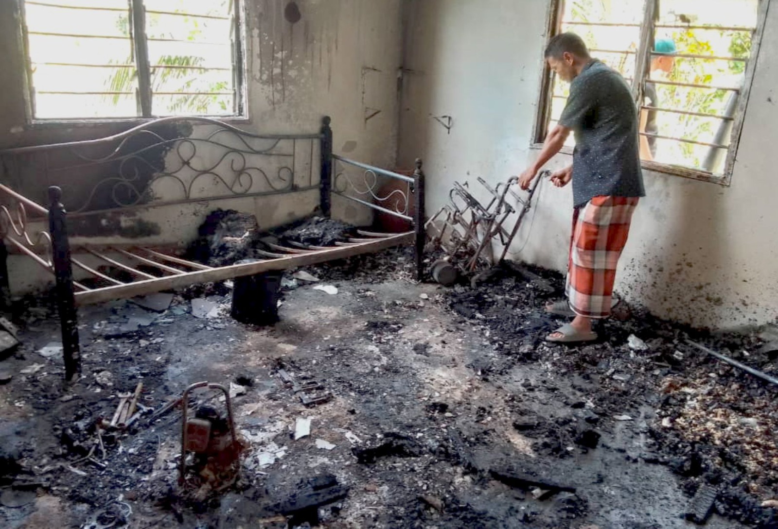 Pemotong rumput tinggal sehelai sepinggang rumah terbakar
