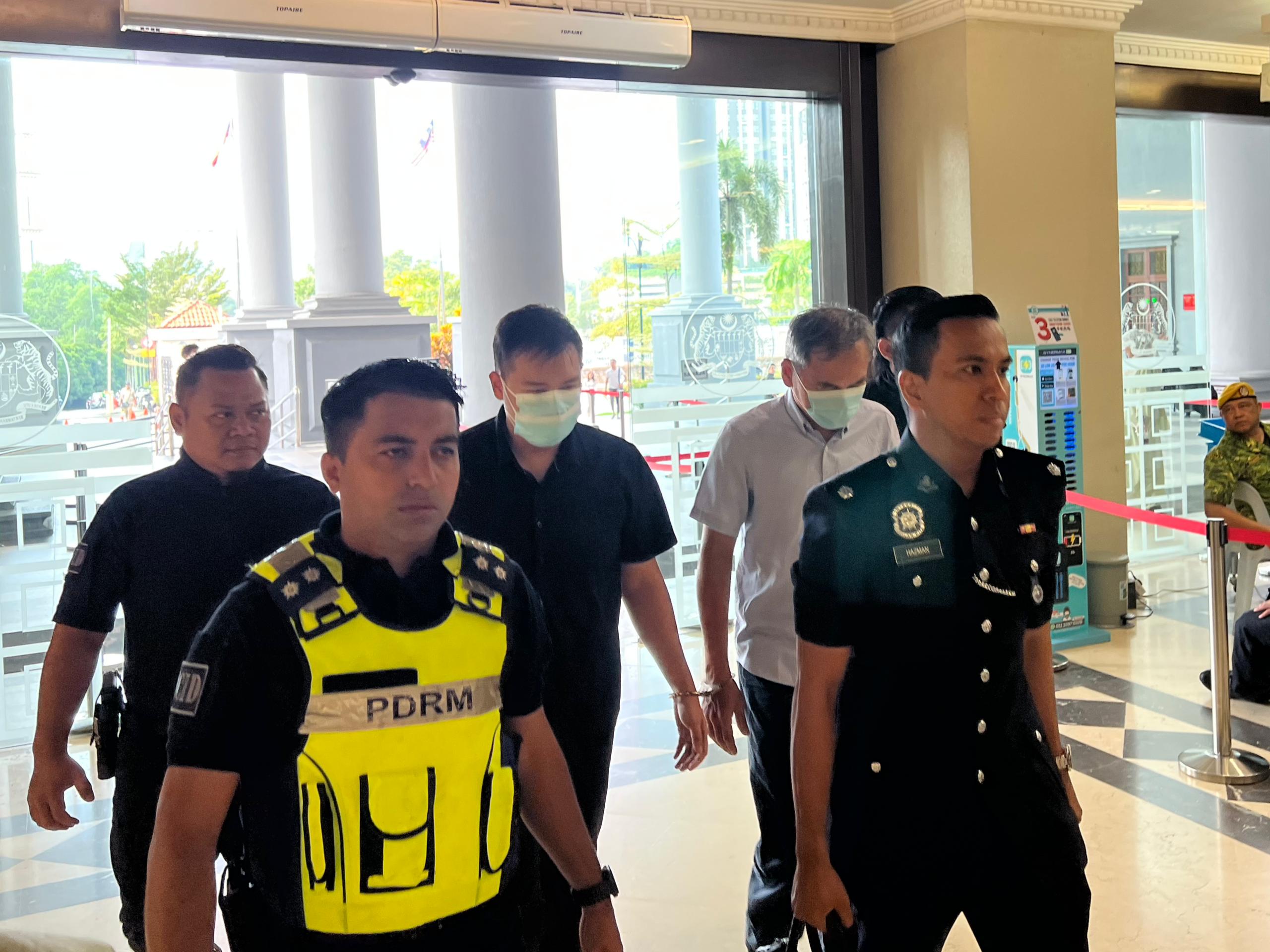 Dua pekerja kilang tak mengaku pecah amanah hampir RM3 juta