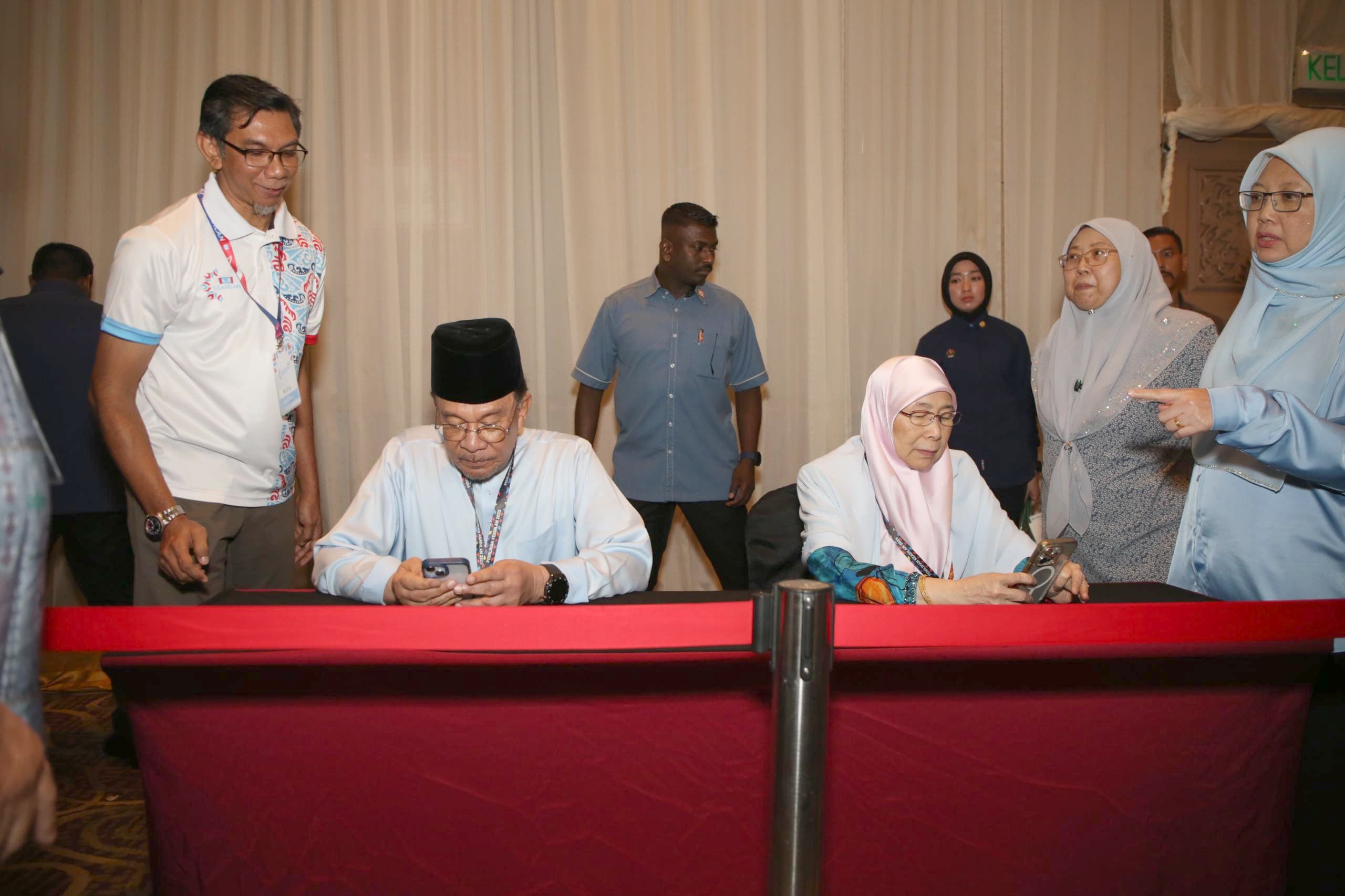 Anwar tunai tanggungjawab mengundi, diiringi laungan ‘reformasi’