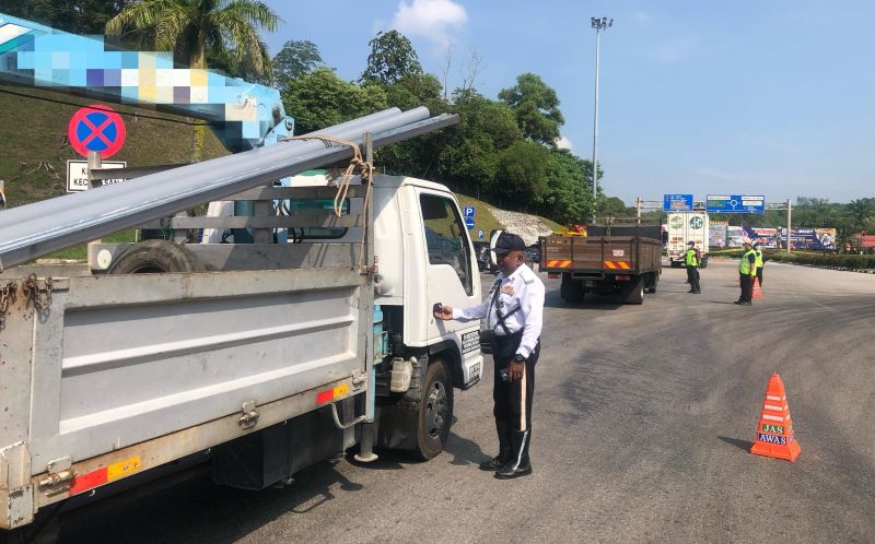 Remaja tunggang motosikal aksi ‘Superman’ antara tiga ditahan polis