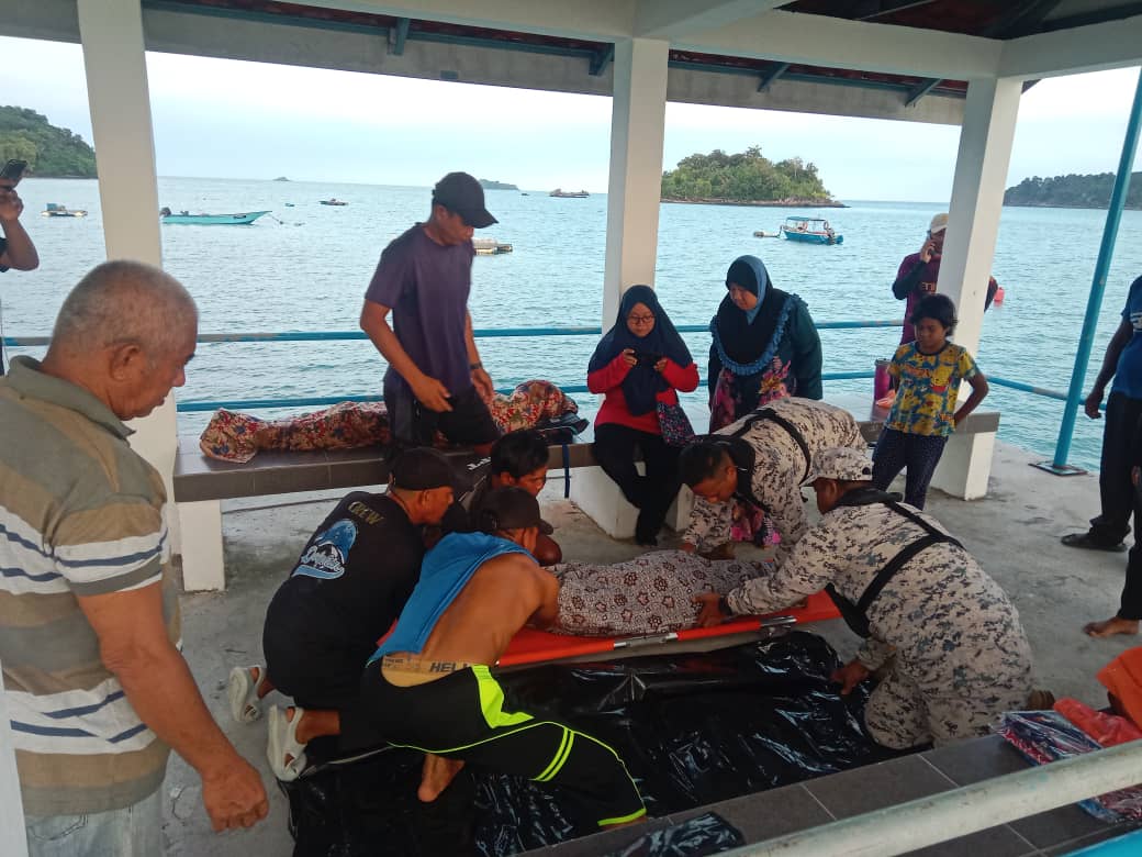 Dua beradik lemas mandi laut ketika pulang kampung