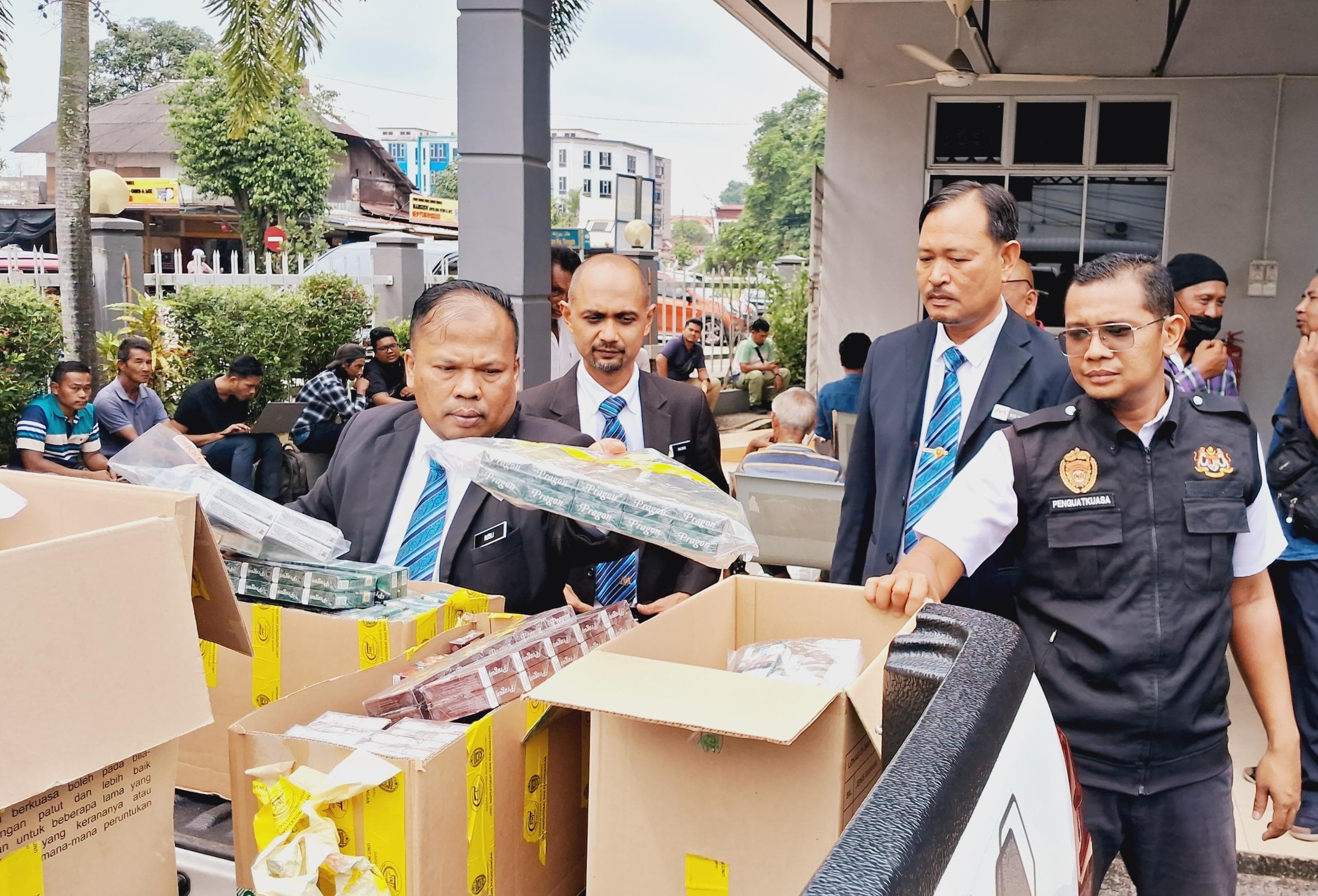 Kedai Runcit Di Bantai: Pengusaha Dituduh Jual Rokok Harga Rendah, Individu Pertama Di Negeri Ini!