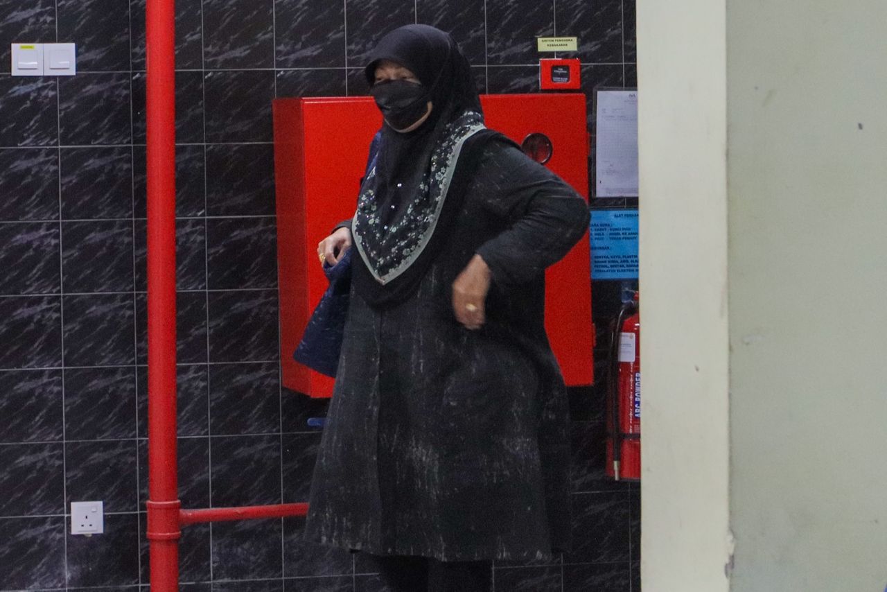 Pengarah jabatan kerajaan tidak mengaku salah guna jawatan