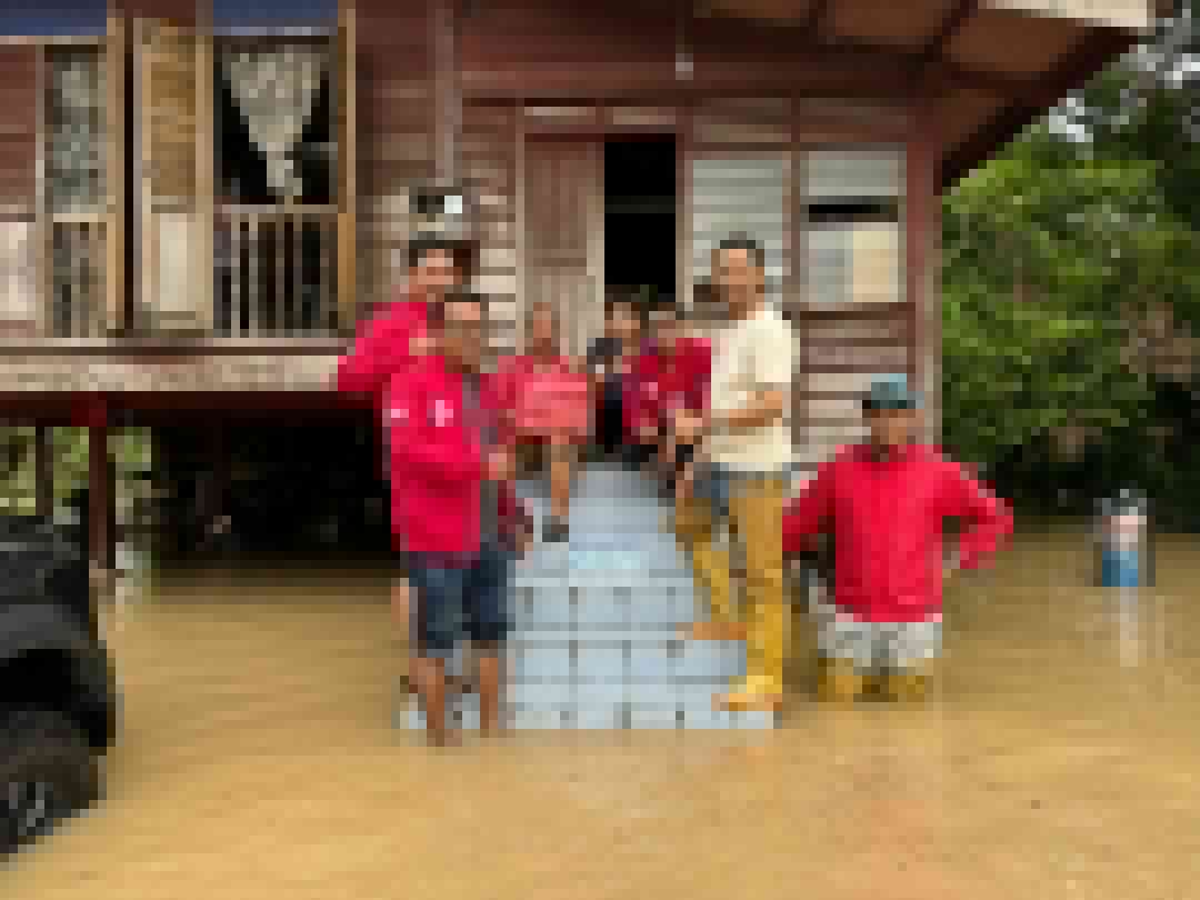Pemuda UMNO Arau redah bah agih makanan dari rumah ke rumah