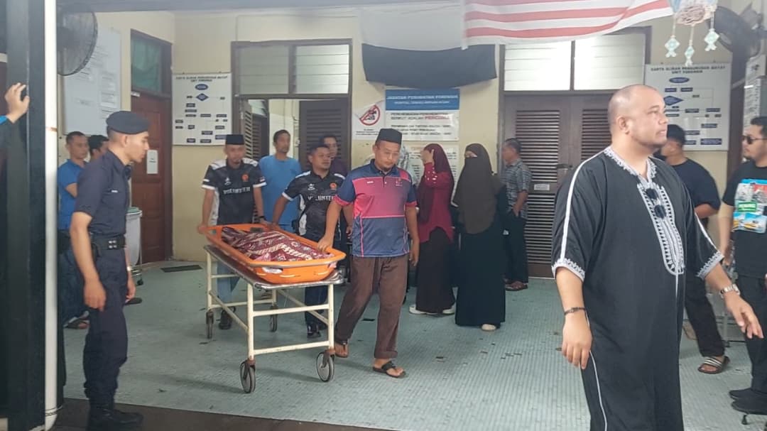 Empat van bawa jenazah lima sekeluarga ke Masjid Cherating Empat van bawa jenazah lima sekeluarga ke Masjid Cherating