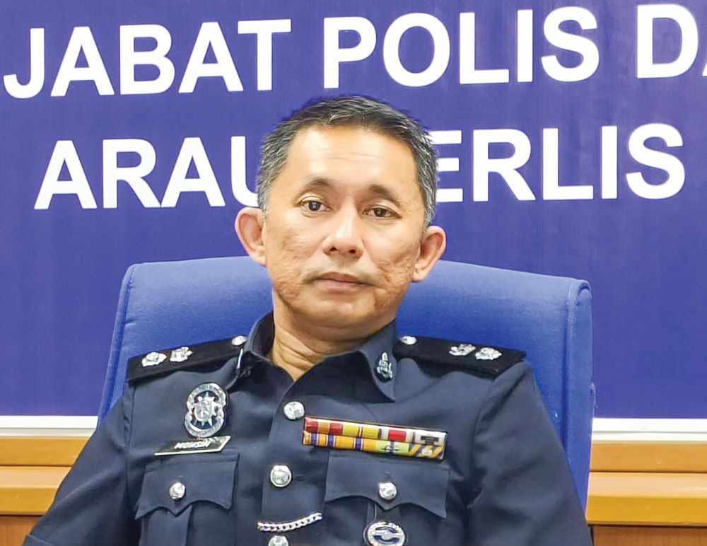 Polis buru lelaki warga asing ceroboh, ganggu murid sekolah di Arau Polis buru lelaki warga asing ceroboh, ganggu murid sekolah di Arau