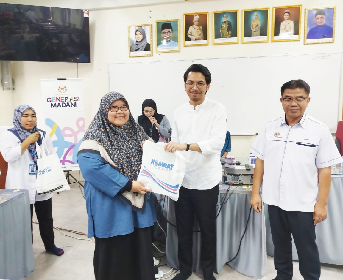 Penangguhan sambutan Hari Peneroka kena tanya Pengerusi Felda – AMK Penangguhan sambutan Hari Peneroka kena tanya Pengerusi Felda – AMK