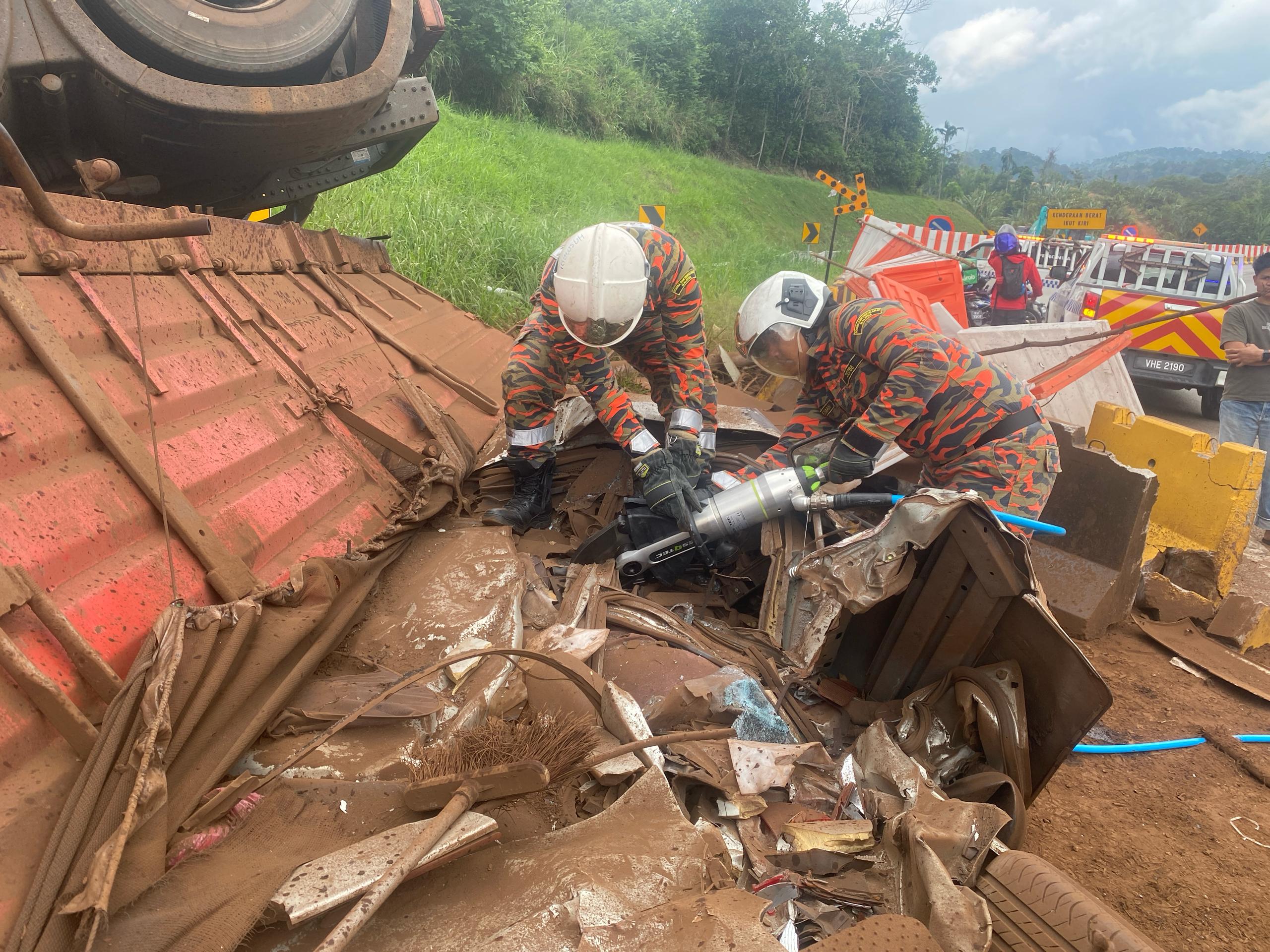 Empat termasuk kanak-kanak berusia setahun maut kereta dihempap treler di LPT Empat termasuk kanak-kanak berusia setahun maut kereta dihempap treler di LPT