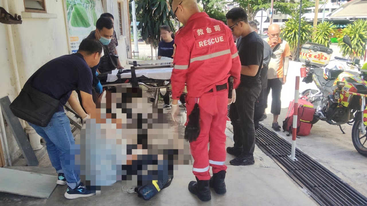 Abang parah ditetak adik tiga kali di kebun durian Abang parah ditetak adik tiga kali di kebun durian
