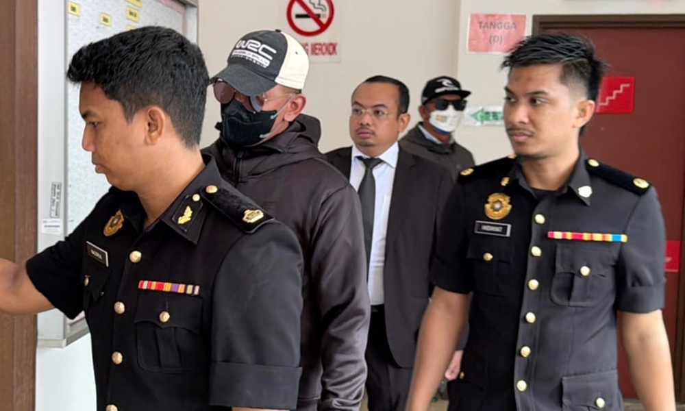 Dua anggota polis termasuk bekas atlet berbasikal dituduh rasuah Dua anggota polis termasuk bekas atlet berbasikal dituduh rasuah
